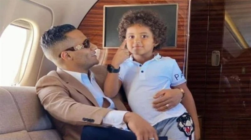 أول ظهور لنجل محمد رمضان بعد قرار إيداعه في دار رعاية شارك الفنان محمد رمضان مقطع فيديو عبر حسابه الرسمي على منصة إنستجرام، حيث ظهر فيه مع نجله للمرة الأولى بعد صدور قرار بإيداع ال