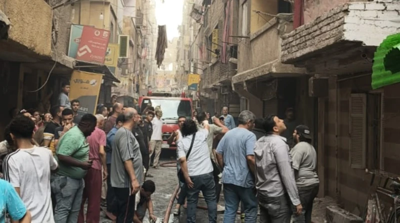 6 سيارات إطفاء للسيطرة على حريق في برج سكني بعين شمس شب حريق هائل في عقار سكني مكون من 12 طابقا بشارع الزهراء في منطقة عين شمس، ودفعت الإدارة العامة للحماية المدنية بالقاهرة، ب6 سي