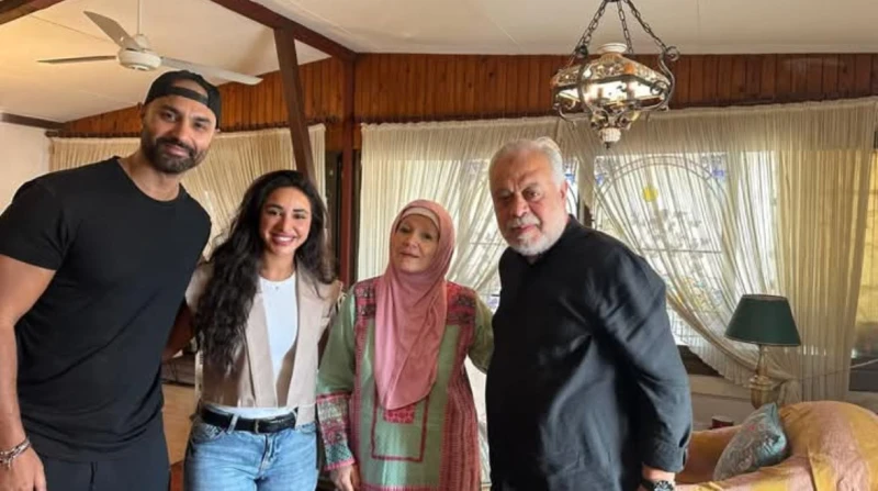 بعد مهاجمتها.. آية سماحة في منزل مشيرة إسماعيل لتقديم الاعتذار أصدرت نقابة المهن التمثيلية منذ قليل، بيانا وصورا للفنانة آية سماحة في منزل الفنانة مشيرة إسماعيل لتقدم إليها اعتذارا