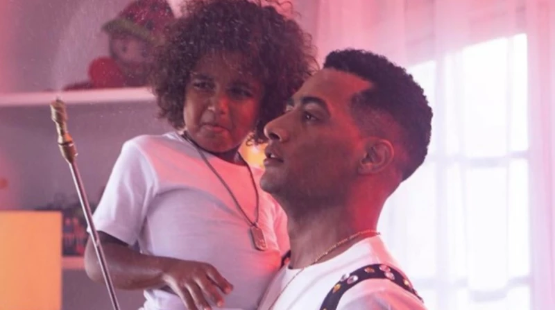 والد ضحية نجل محمد رمضان: الطرف التاني عايز شوشرة لا تزال الأزمة قائمة بين الفنان محمد رمضان من جهة، ووالد طفل يقول إنه تعرض للاعتداء من جانب نجل الفنان من جهة أخرى. وتحدث محمد سال