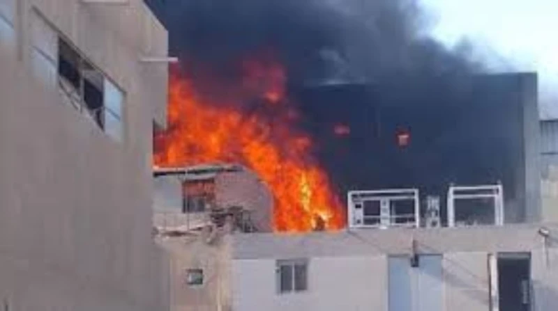 حريق يلتهم معمل تحاليل طبية بحدائق الأهرام اندلع حريق هائل داخل معمل تحاليل طبية، صباح اليوم السبت، بمنطقة حدائق الأهرام، دون وقوع إصابات، وتم الدفع بسيارات إطفاء للسيطرة على الحري