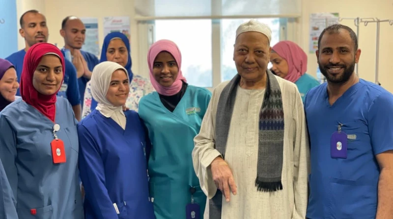 عم سباعي يتحدى السرطان ويحتفل بعيد ميلاده وسط جلسة الكيماوي في مشهد إنساني مؤثر، احتفل الحاج سباعي، صاحب ال65 عاما، أحد مرضى السرطان، بعيد ميلاده خلال تلقيه جلسة العلاج الكيميائي د