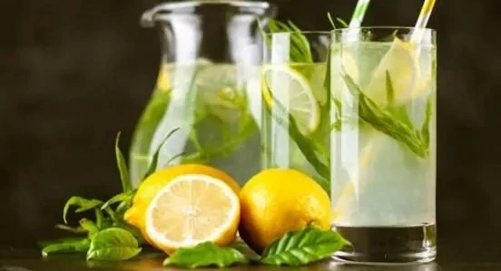 بشرتك أصغر ب10 سنوات مع هذا المشروب الصباحي تزداد وتيرة الاهتمام بالحلول الطبيعية لمحاربة علامات التقدم في السن، ومع تزايد الضغوط اليومية وتعرض البشرة لعوامل الإجهاد، أصبح البحث عن