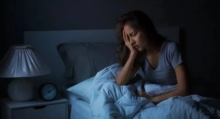 قبل ما تنام.. في 7 حاجات بسيطة ممكن تقلبلك مودك وتغير حياتك! كل يوم بينتهي بطريقة معينة بيأثر على اللي بعده، ولو نهاية يومك كانت هادية وذكية، ده ممكن يفرق فعلا في حالتك النفسية وطر