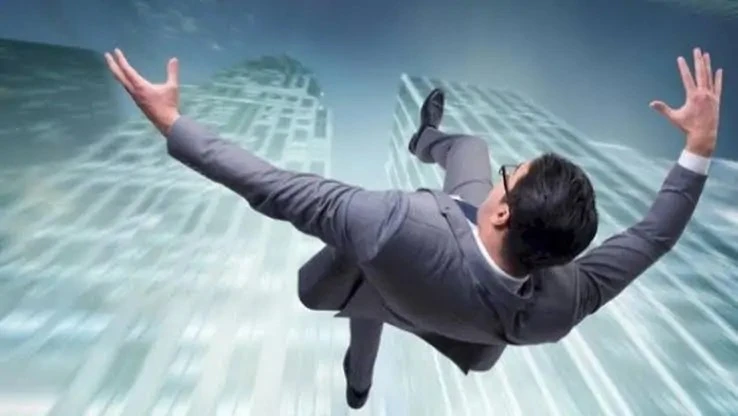 هو أنا وقعت؟ حلم السقوط من العالي بيقولك إيه عن نفسك؟ في لحظة واحدة، تلاقي نفسك في الحلم بتقع من فوق، من بلكونة، من سطح، أو حتى من مكان مش واضح هو فين، الإحساس بيبقى مفزع كأنك فعلا