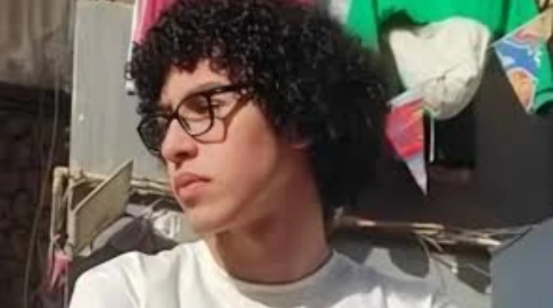 حبس طفل المرور وصديقه بعد الاعتداء على طالب بالمقطم أمرت جهات التحقيق بحبس أحمد أبو المجد، المعروف إعلاميا بطفل المرور، وصديقه، لمدة 4 أيام على ذمة التحقيقات في واقعة الاعتداء على 