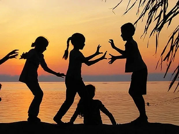 خطة ذكية لقضاء الإجازة مع ابنك بدون ملل.. جرب الأنشطة دي مع حلول الإجازة الصيفية، يبدأ كثير من الآباء في التساؤل: كيف أشغل وقت ابني بشيء مفيد وممتع؟ بعيدا عن ساعات التليفزيون الطوي