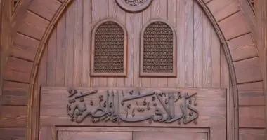 دار الإفتاء المصرية: الخشوع في الصلاة من الآداب الواجبة الصلاة هي علاقة بين العبد وربه، ومع خصوصيتها إلا أن آداب الصلاة لتحقيق الخشوع والطمأنينة، فهي واحدة من الأمور التي لا غنى عن