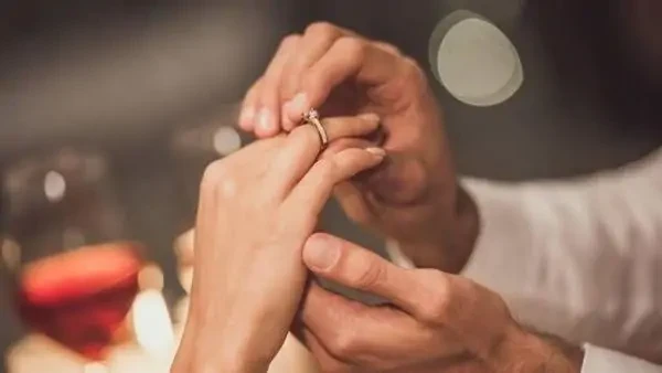 الشيخ أحمد خليل: التمثيل وارتداء الاقنعة في فترة الخطوبة سبب الطلاق وتشريد الأبناء وجه الشيخ أحمد خليل، من علماء الأزهر الشريف، نصيحة صريحة للشباب والفتيات المقبلين على الزواج، محذ