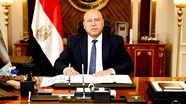 كامل الوزير لسميح ساويرس: الدولة قطعت شوطا كبيرا لتبسيط إجراءات الاستثمار أكد الفريق كامل الوزير، نائب رئيس الوزراء ووزير الصناعة والنقل، أن الحكومة تواصل تنفيذ خططها لتطوير بيئة ا