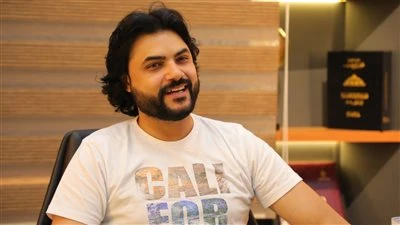 المؤلف محمود حمدان يروي موقفا مؤثرا له مع أحمد آدم: طردني ودعيت عليه روى المؤلف محمود حمدان موقفا مؤثرا جمعه بالفنان أحمد آدم منذ عدة سنوات، وذلك من خلال منشور عبر حسابه الشخصي على