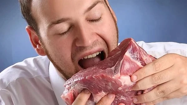 حلمت إنك بتاكل لحمة؟ اعرف الرسالة اللي ورا الحلم قبل ما تصحى وتنسى اللحمة في الحلم مش دايما معناها شبع وفرحة زي ما بنعتقد، أحيانا بتكون رمز للرزق وأحيانا تانية إنذار بحاجة محتاجة ت