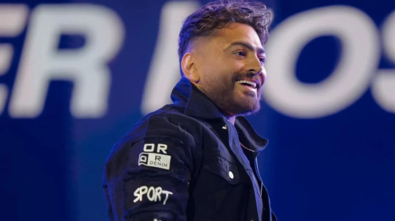 تامر حسني يسقط على المسرح أثناء الغناء مع مطربة شابة أشاد الفنان تامر حسني بصوت المطربة الشابة هايدي جلال، بطلة برنامج ذا فويس كيدز، والتي شاركته حفله الغنائي الأخير.ونشر تامر حسني