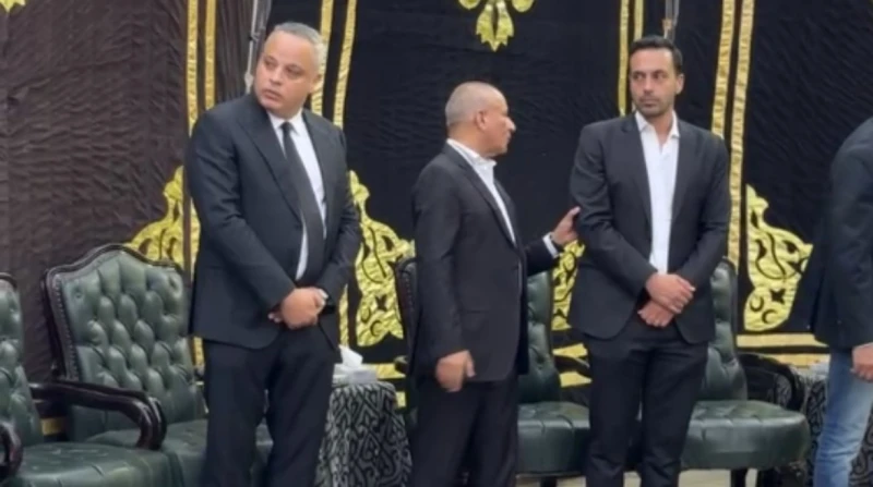 وزير الثقافة وأحمد موسى في عزاء الكاتب محمد عبدالمنعم (فيديو) شهد عزاء الكاتب الصحفي الكبير محمد عبدالمنعم، حضور عدد من الفنانين والإعلاميين إلى مسجد عمر مكرم الذي يقام اليوم الخمي