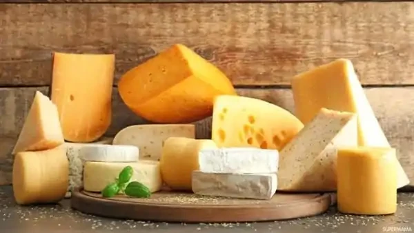 دراسة: الجبن قد يرفع خطر سرطان القولون كشفت دراسة حديثة أجرتها كلية بايلور للطب في الولايات المتحدة عن نتائج مثيرة للقلق بشأن الإفراط في تناول الجبن، لا سيما جبن البارميزان، أحد أك