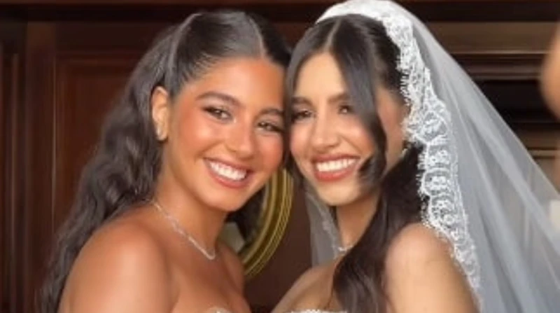 الصور الأولى من حفل زفاف شقيقة مايان السيد احتفلت الفنانة مايان السيد بحفل زفاف شقيقتها مساء أمس، بأحد الفنادق الكبرى بالقاهرة بحضور عدد من الأهل والأصدقاء المقربين، وجاء ذلك بعد ا