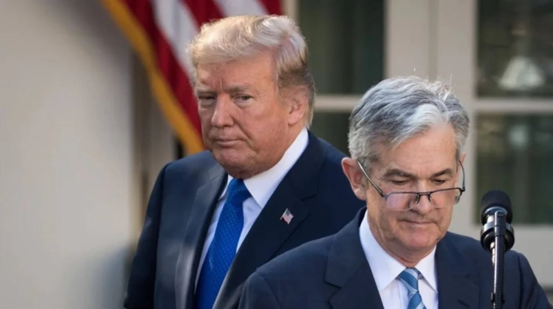 ترامب يطالب الفيدرالي بخفض أسعار الفائدة.. هل يستجيب؟ دعا الرئيس الأمريكي دونالد ترامب مجلس الاحتياطي الفيدرالي (البنك المركزي الأمريكي) إلى التحرك سريعا نحو خفض أسعار الفائدة بمقد