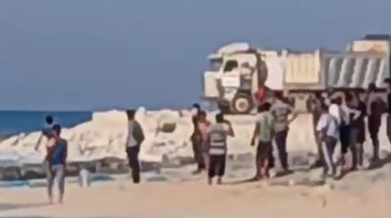 غرق عامل وإنقاذ شخصين داخل قرية سياحية بطريق مطروح شهدت إحدى القرى السياحية بطريق مطروح، وتحديدا في قرية مايوركا بالكيلو 160، حادث غرق مأساوي أسفر عن مصرع عامل، فيما تم انتشال اثني