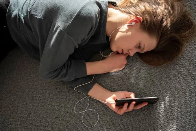 ليه المكالمات اللي كنت مستنيها في العيد مجتش؟ يعتبر العيد مناسبة تجمع الأحباب وتقرب القلوب، ولكن في بعض الأحيان، يبقى هناك انتظار مؤلم لمكالمة أو رسالة لم تأت من أشخاص كنا نأمل في 