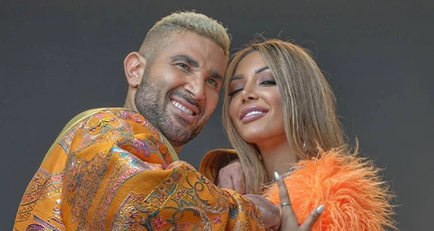 هل اعتزل أحمد سعد؟ زوجته ترد وتكشف الحقيقة افاق عربية - أثار الفنان المصري أحمد سعد حالة من الجدل الواسع على مواقع التواصل الاجتماعي بعد نشره صورا من الحرم النبوي الشريف، وتأكيده أ