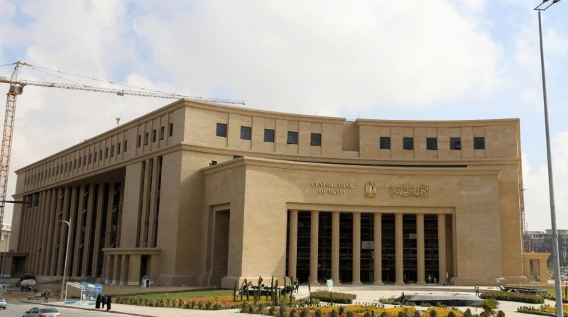 ثالث عطاء.. المركزي يسحب 341 مليار جنيه من البنوك أعلن البنك المركزي المصري، اليوم، سحب نحو 340.900 مليار جنيه من فائض السيولة من 17 بنكا، بعد خفض