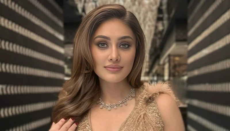 وفاة غامضة لنجمة بوليوود افاق عربية - في واقعة أثارت صدمة واسعة داخل الوسط الفني الهندي، أعلنت مصادر أمنية في مومباي فتح تحقيق رسمي حول وفاة الممثلة الشهيرة شيفالي جاريوالا، والتي 