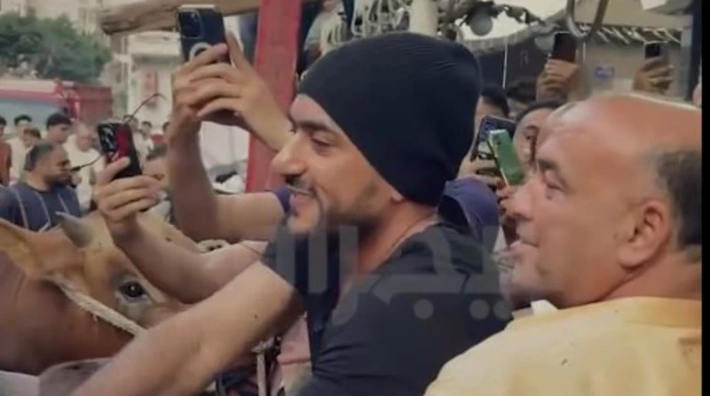 سيارة فارهة وأضحية.. أحمد العوضي في عين شمس للاحتفال بعيد الأضحى حرص الفنان أحمد العوضي، على الاحتفال بعيد الأضحى المبارك عن طريق ذبح الأضحية مع