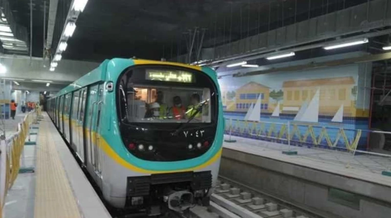 شخص ينهي حياته أسفل عجلات المترو بين محطتي السيدة زينب والملك الصالح أقدم شخص مجهول الهوية، على التخلص من حياته أسفل عجلات مترو الأنفاق بين محطتي السيدة زينب والملك الصالح، وانتقلت