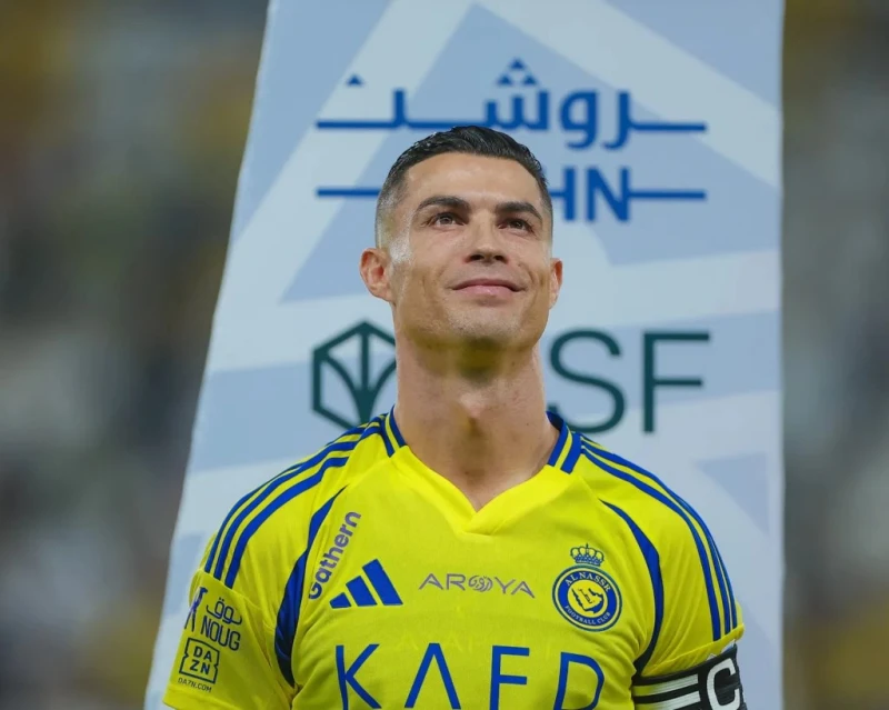 رونالدو يمدد عقده مع النصر السعودي ويقود خطة الإعداد للموسم الجديد يقترب النجم البرتغالي كريستيانو رونالدو من تجديد عقده مع نادي النصر السعودي، في خطوة تعكس التزامه بتعزيز قوة الفر