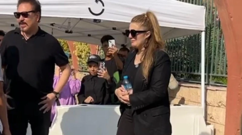 رانيا محمود ياسين تدخل في نوبة من البكاء في وداع سميحة أيوب تواجدت الفنانة رانيا محمود ياسين، رفقة زوجها الفنان محمد رياض، في صلاة الجنازة على