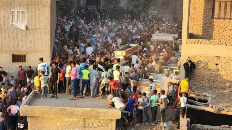 طبيب عايش فاجعة المنوفية يطرح أسئلة مشروعة حول الحادث: من المسؤول؟ شهدت قرية كفر السنابسة، أمس واقعة مفجعة بعد أن لقيت 18 فتاة مصرعهن على الطريق الإقليمي، حيث اصطدمت بهن سيارة نقل