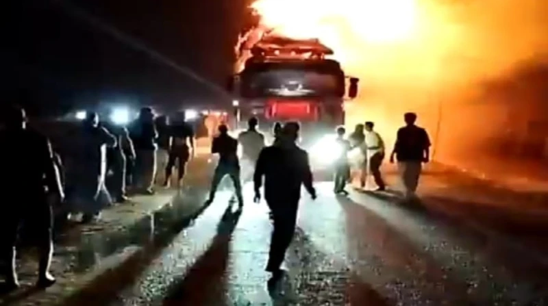 السيطرة على حريق نشب في سيارة محملة بالتبن في الفيوم تمكنت قوات الحماية المدنية بمديرية أمن الفيوم من السيطرة على حريق اندلع في سيارة نقل محملة بالتبن أثناء سيرها بعزبة بعبش التابع