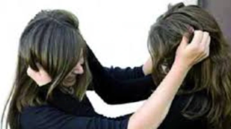 فتاة تتقدم ببلاغ ضد سيدة وزوجها بعد معركة داخل أتيليه بالسلام تقدمت فتاة تدعى نور ببلاغ رسمي في قسم شرطة السلام ضد رجل وزوجته، تتهمهما فيه بالتعدي عليها وعلى ثلاث فتيات أخريات داخل