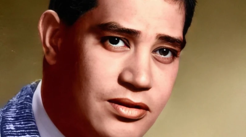 محرم فؤاد.. الولد سر أبيه وحب فنانة أشعل غيرته من العندليب لم يكن الفن غريبا عن قلب الطفل محرم فؤاد، بل ولد معه كجين متوارث من والده المحب للغناء، الذي اختار الابتعاد عن هذا المجال