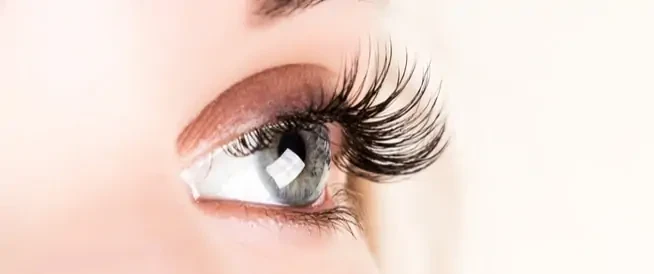 هل تضعين رموش صناعية؟ انتبهي لهذه المخاطر المخفية حذر أطباء العيون من المخاطر الصحية المرتبطة باستخدام غراء الرموش الصناعية، مؤكدين أن بعض مكوناته قد تسبب أضرارا خطيرة للعين، تصل ف