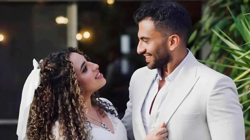 كيف وثق يوسف حشيش زواجه من منة القيعي؟ افاق عربية - في أجواء احتفالية مبهجة، احتفل الفنان واليوتيوبر المصري يوسف حشيش، بزفافه على الشاعرة الغنائية منة عدلي القيعي، بحضور نخبة من نج