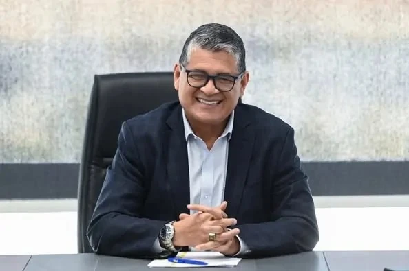 بعد الاتفاق على تجديد تعاقده.. رئيس لجنة الحكام يعود إلى القاهرة في هذا الموعد يعود الكولومبي أوسكار رويز، رئيس لجنة الحكام باتحاد الكرة المصري، إلى القاهرة أواخر شهر يوليو المقبل،