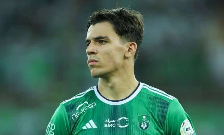 بورتو البرتغالي يغلق صفقة فيجا قبل مونديال الأندية! هل يؤثر ذلك على استعدادات الأهلي؟ توصل نادي بورتو البرتغالي إلى اتفاق نهائي مع النادي الأهلي السعودي لانتقال لاعب الوسط الإسباني