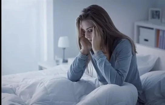 رسالتك متردش عليها.. اعرف ازاي تقدر تحمي نفسك عاطفيا مش كل حد ما ردش يعني ناسيك، ولا كل حد انسحب من حياتك يستحق منك تنتظره أو تدي له مساحة أكبر من حقه، لازم تسند قلبك على وقتك وقيم