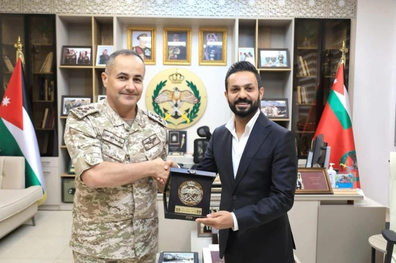 الجيش يكرم الفنان المناصير افاق عربية - كرم الجيش العربي الأردني الفنان حمدي المناصير، على العمل الفني الذي قدمه أخيرا وحمل عنوان الجيش ، تزامنا مع