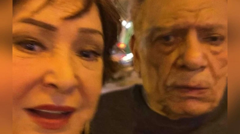 تعبنا بجد.. لبلبة تكشف حقيقة صورتها المتداولة مع عادل إمام تصدر اسم الفنان عادل إمام، ترند مواقع التواصل الاجتماعي، عقب تداول صورة زعم أنه ظهر فيها برفقة النجمة لبلبة ليلا في أحد ش