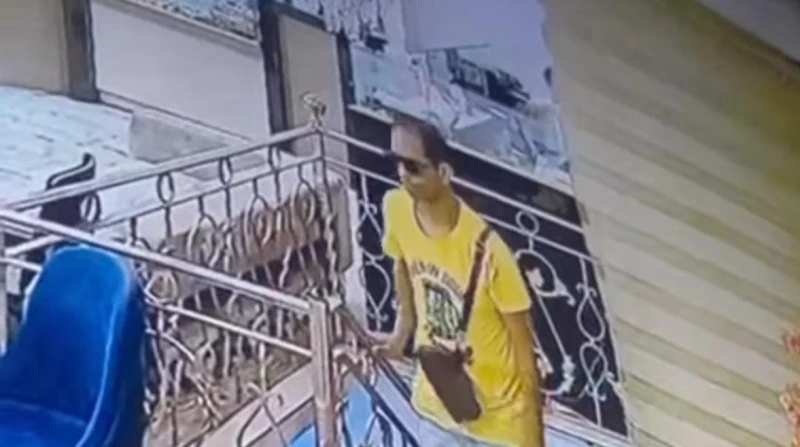 ضبط متهم بسرقة مشغولات ذهبية من محل أميرة الدهب في 6 أكتوبر ألقت الأجهزة الأمنية بوزارة الداخلية القبض على المتهم بسرقة سلسلة ذهبية من أحد فروع محل المجوهرات الشهير أميرة الدهب بمد