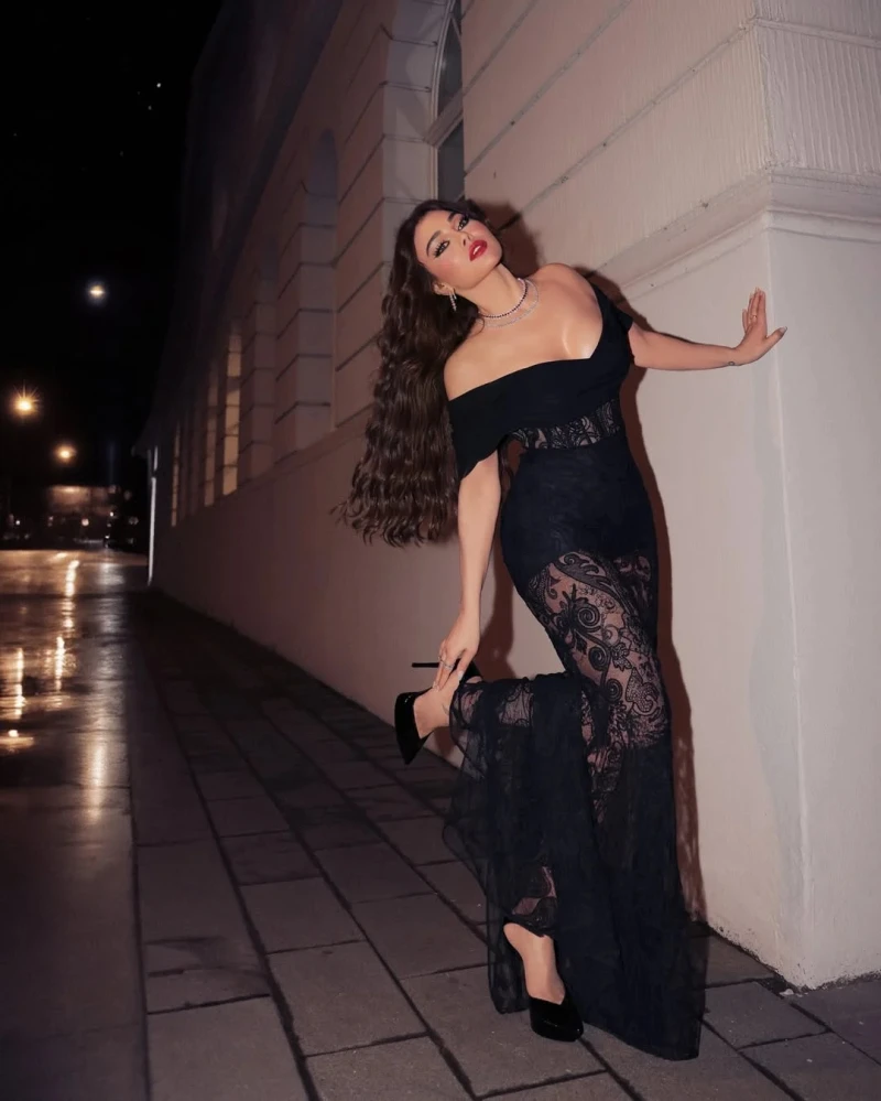 إطلالة هيفا وهبي خلال العيد افاق عربية - عادت النجمة اللبنانية هيفا وهبي لتخطف الأنظار مجددا بإطلالة ساحرة ومبهرة، ارتدت خلالها فستانا أنيقا يحمل توقيع المصمم العالمي زهير مراد. ال