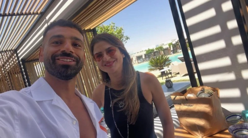 صورة وتعليق مثير.. من هي كارين فهمي التي ظهرت برفقة محمد صلاح؟ مثلما يتألق نجم الكرة المصرية محمد صلاح في ملاعب أوروبا ويخطف كل الأضواء، يتكرر الأمر خارج المستطيل الأخضر، خاصة مع ق