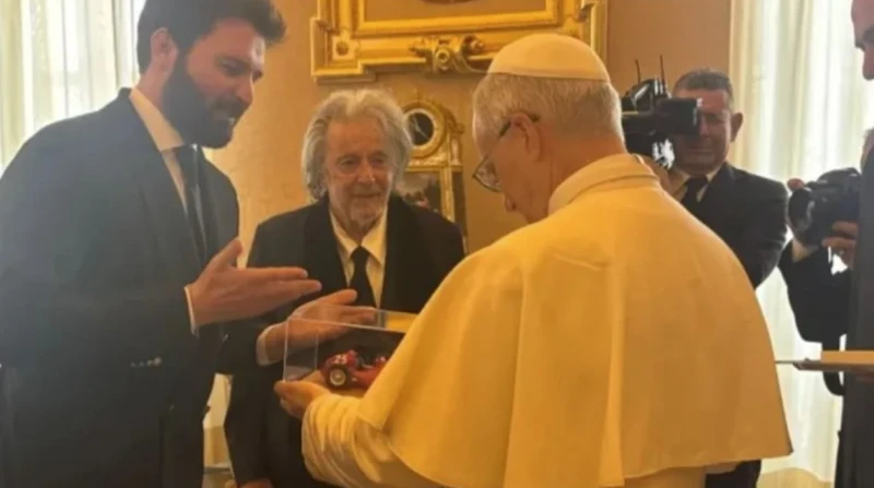 تفاصيل لقاء آل باتشينو مع بابا الفاتيكان صور استقبل البابا ليو الرابع عشر، بابا الفاتيكان، النجم العالمي آل باتشينو مساء اليوم، رفقة المنتج أندريا ييرفوينو.وآل باتشينو، يعد النجم ا