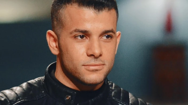 رامز أمير: خبيت صور زوجتي في حفل الزفاف لهذا السبب كشف الفنان رامز أمير سبب عدم ظهور زوجته في صور حفل زفافهما، والذي أقيم في 2 يونيو لعام 2023 بحضور عدد من المقربين والأصدقاء.وقال 