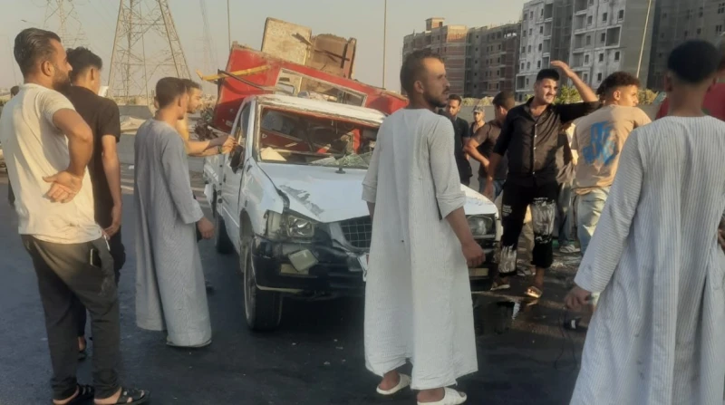 تفاصيل إصابة 13 عاملا في حادث أعلى الطريق الأوسطي بأكتوبر أصيب 13 شخصا في حادث انقلاب سيارة ربع نقل محملة بالعمال أمام شركة الكهرباء أعلى الطريق الأوسطي بمنطقة أكتوبر.يأتي هذا الحا