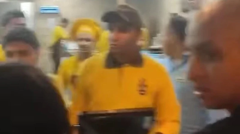 الأمن يفحص فيديو التعدي على شاب وابنته داخل مطعم شهير بالقاهرة بدأت أجهزة الأمن بالقاهرة فحص مقطع فيديو تم تداوله على مواقع التواصل الاجتماعي، يظهر