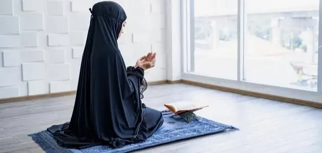 كيف تغير صلاة الاستخارة حياتك؟ يغفل الكثيرون عن كنز روحي عظيم يسمى صلاة الاستخارة، رغم ما لها من فضل كبير، فهي دعاء يهز السماء وطمأنينة تملأ القلب وإشارة خفية من الله تدل على عنايت