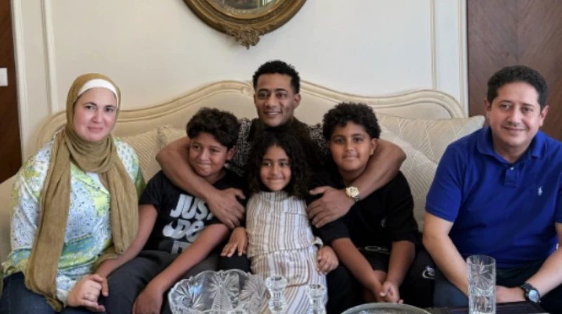 محمد رمضان يعلن انتهاء أزمة نجله: كل اللي فات إشاعات علي وعمر إخوات أعلن الفنان محمد رمضان، عن انتهاء أزمة نجله علي، بعد اتهامه بالتعدي على صغير